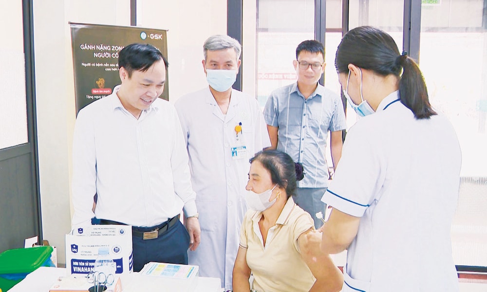 Đồng chí Nguyễn Văn Long, Bí thư Đảng ủy, Chủ tịch HĐND xã thăm Trạm Y tế xã