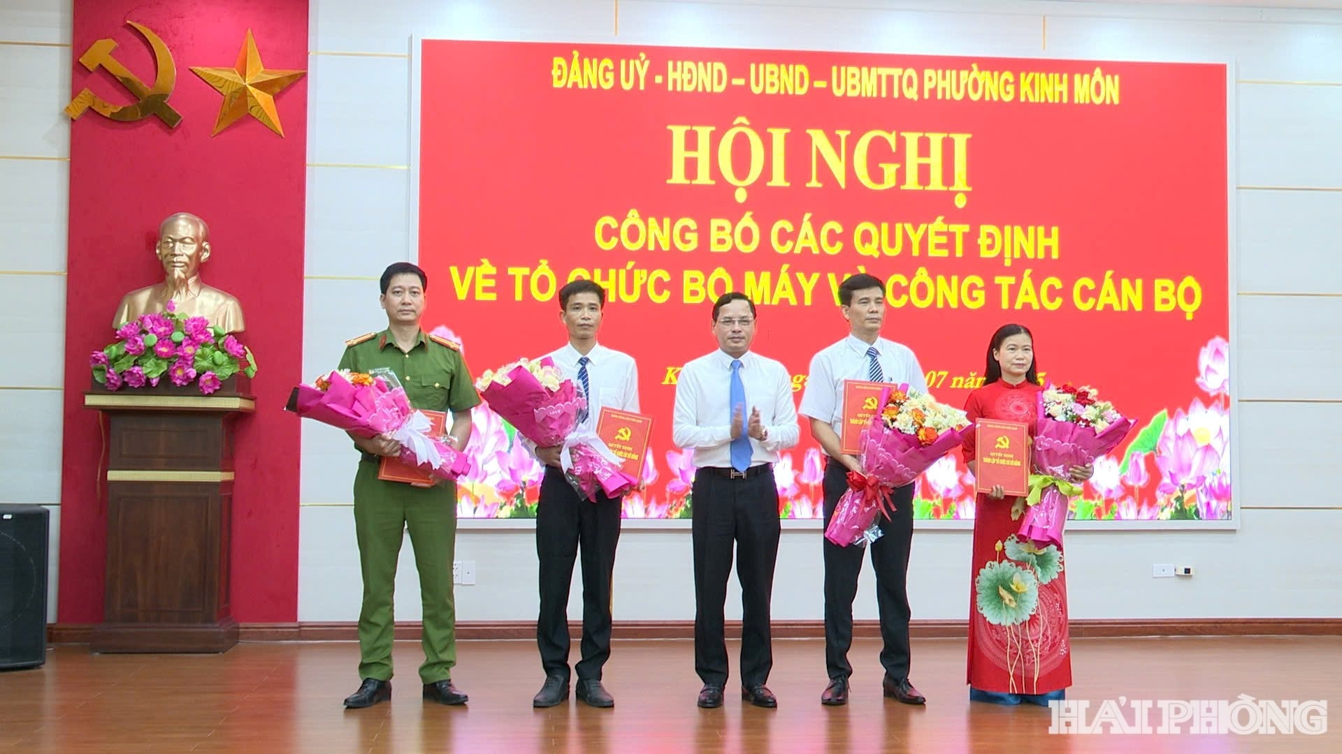 Một số lãnh đạo lên nhận hoa chúc mừng
