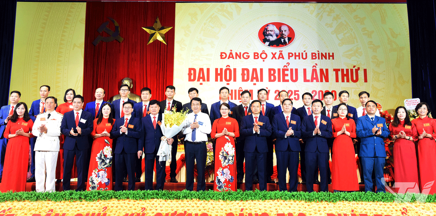 Đồng chí Nguyễn Thanh Bình, Ủy viên Ban Thường vụ Tỉnh ủy, Phó Chủ tịch Thường trực UBND tỉnh, chúc mừng Ban Chấp hành Đảng bộ xã Phú Bình