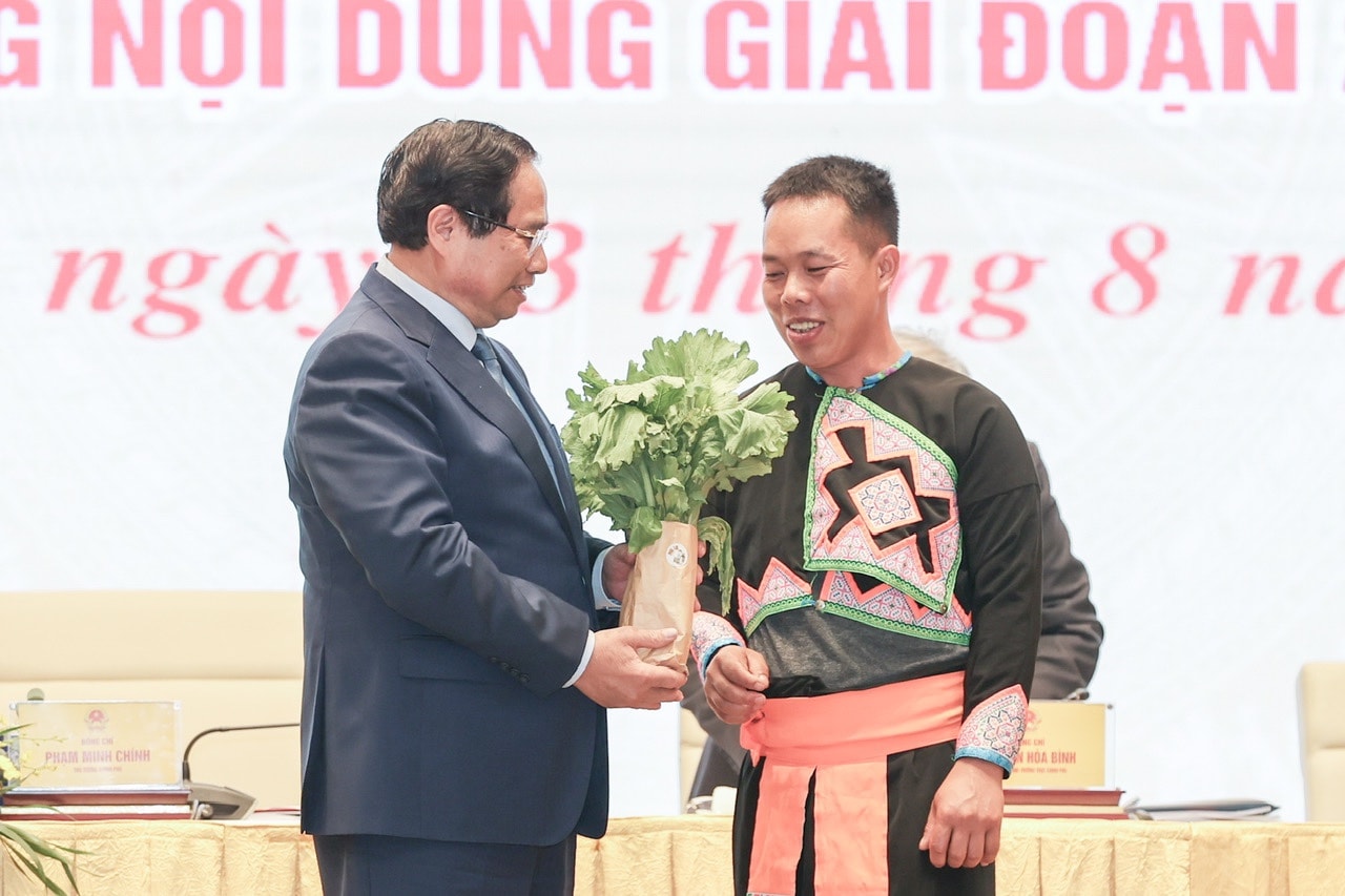 Anh Ly và bó rau sạch nhà trồng tặng Thủ tướng Phạm Minh Chính