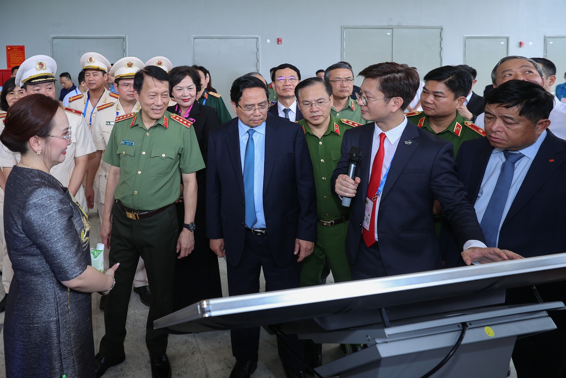 Thủ tướng: Trình cơ chế đột phá trong sáng tạo, khai thác dữ liệu trở thành trung tâm của nền kinh tế- Ảnh 3. Thủ tướng: Trình cơ chế đột phá trong sáng tạo, khai thác dữ liệu trở thành trung tâm của nền kinh tế- Ảnh 3.