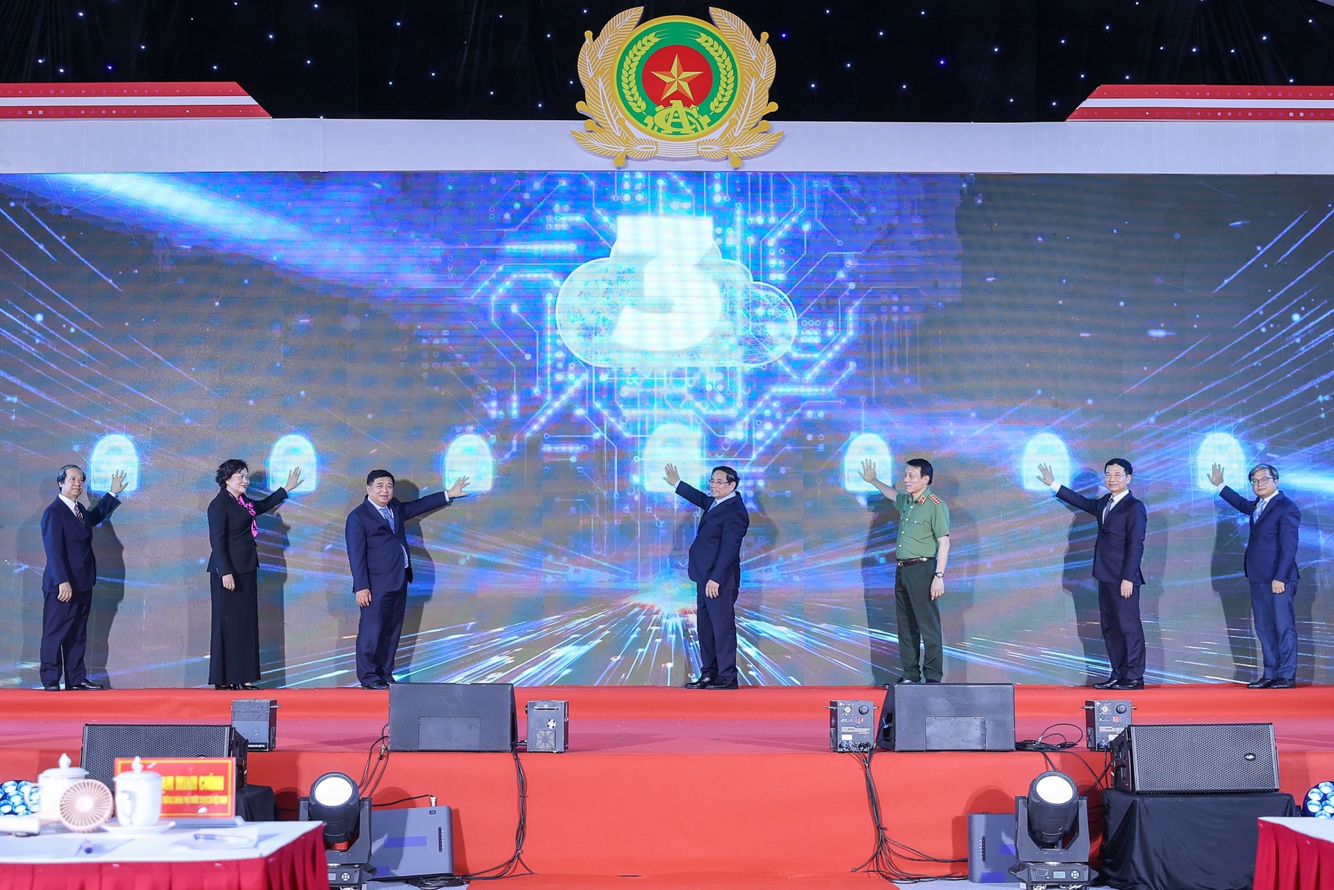 Thủ tướng: Trình cơ chế đột phá trong sáng tạo, khai thác dữ liệu trở thành trung tâm của nền kinh tế- Ảnh 7. Thủ tướng: Trình cơ chế đột phá trong sáng tạo, khai thác dữ liệu trở thành trung tâm của nền kinh tế- Ảnh 7.