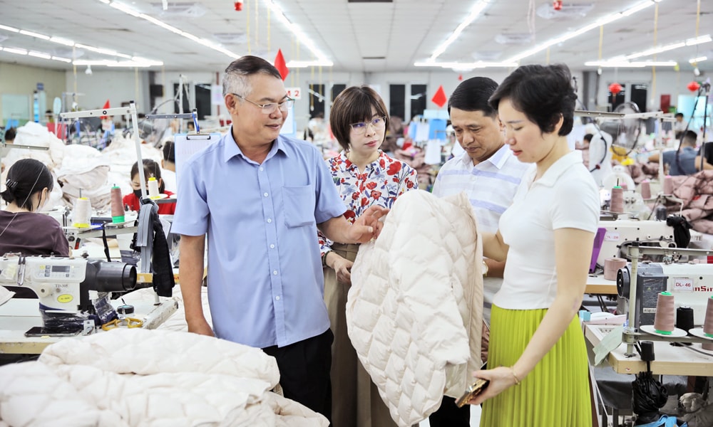 Đồng chí Nguyễn Văn Bằng kiểm tra tình hình sản xuất tại Công ty cổ phần May Đại Lâm