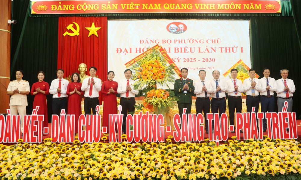 Đại tá Phạm Văn Tạo và các đại biểu tặng hoa chúc mừng Đại hội