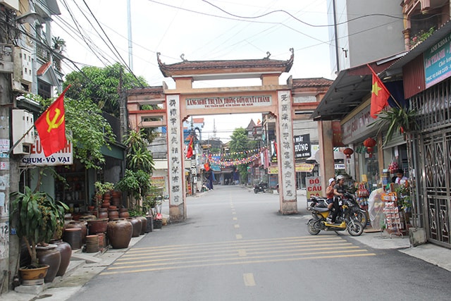 Cổng làng gốm Quyết Thành