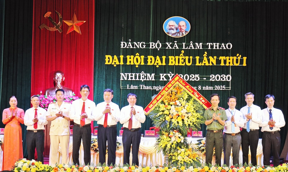 Thiếu tướng Bùi Duy Hưng và các đại biểu tặng hoa chúc mừng Đại hội