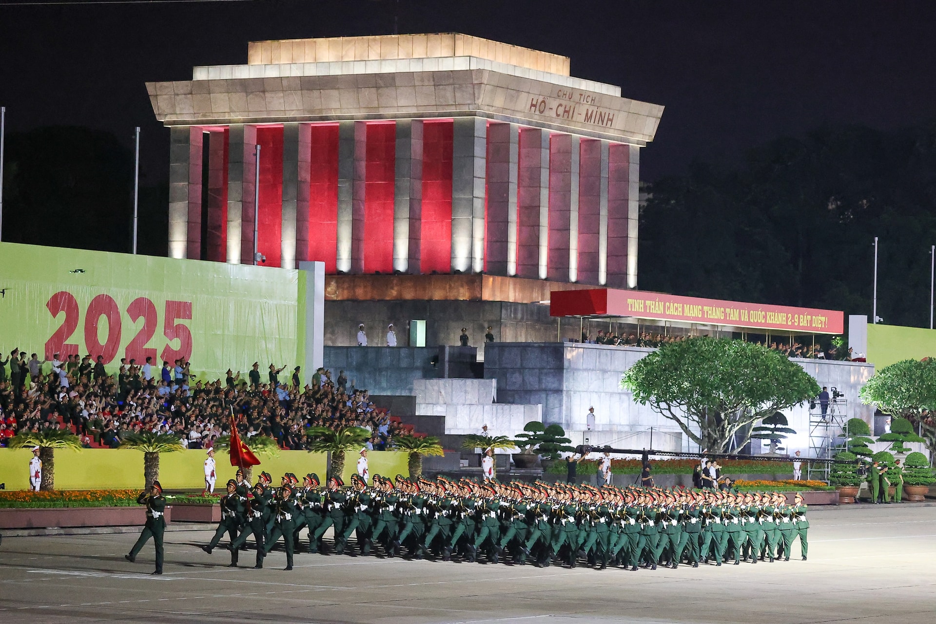 Tổng hợp luyện diễu binh, diễu hành A80 lần thứ nhất tại Quảng trường Ba Đình thành công tốt đẹp- Ảnh 4. Tổng hợp luyện diễu binh, diễu hành A80 lần thứ nhất tại Quảng trường Ba Đình thành công tốt đẹp- Ảnh 4.