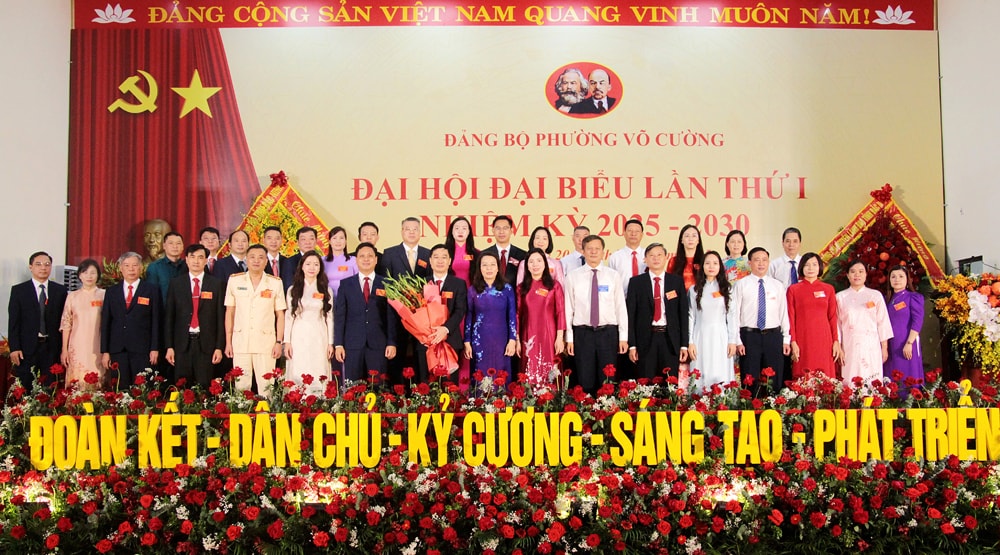 Đồng chí Nguyễn Thị Hương và các đại biểu chúc mừng Ban Chấp hành Đảng bộ phường Võ Cường