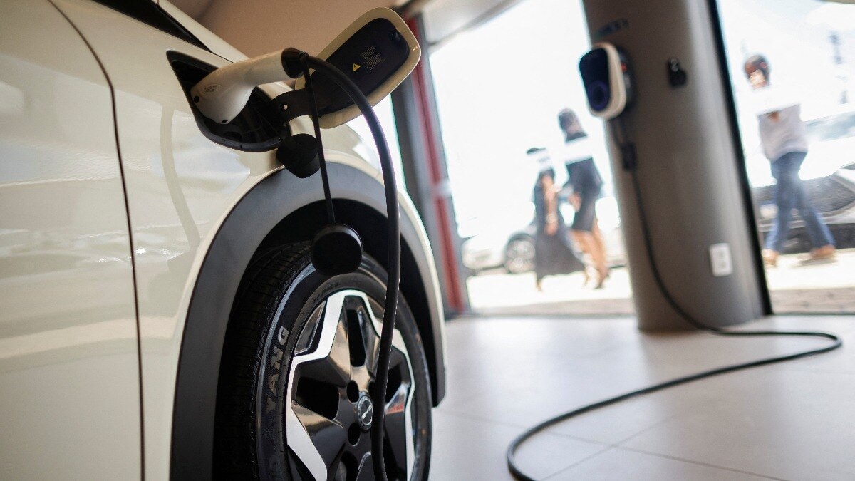 BYD unveils super fast charging system, claims 470 km charge in just 5 minutes - BusinessToday
