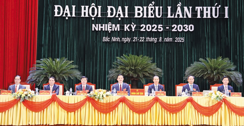 Đoàn Chủ tịch điều hành Đại hội đại biểu Đảng bộ UBND tỉnh lần thứ I