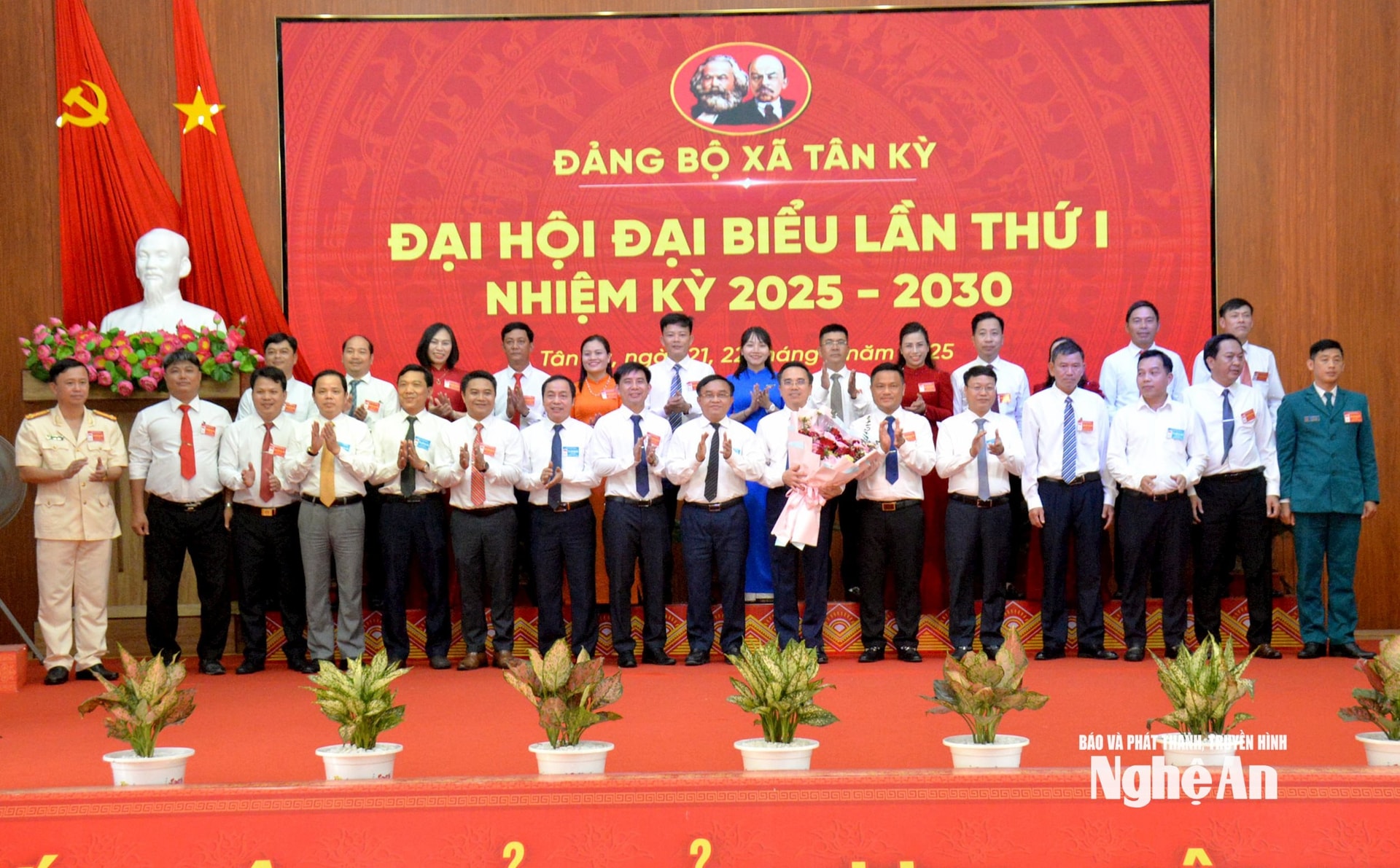 Đồng chí Ngọc Kim Nam - Ủy viên Ban Thường vụ, Trưởng ban Tuyên giáo và Dân vận Tỉnh ủy cùng đại diện các sở, ban, ngành chúc mừng BCH Đảng bộ xã Tân Kỳ nhiệm kỳ 2025 - 2030