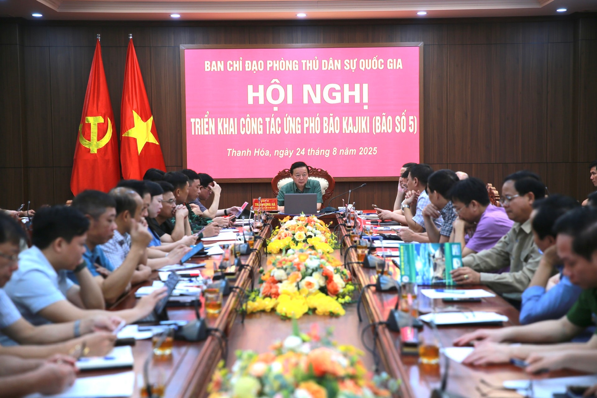 Thủ tướng họp khẩn ứng phó bão số 5: Bảo vệ tính mạng nhân dân là mục tiêu cao nhất- Ảnh 3. Thủ tướng họp khẩn ứng phó bão số 5: Bảo vệ tính mạng nhân dân là mục tiêu cao nhất- Ảnh 3.