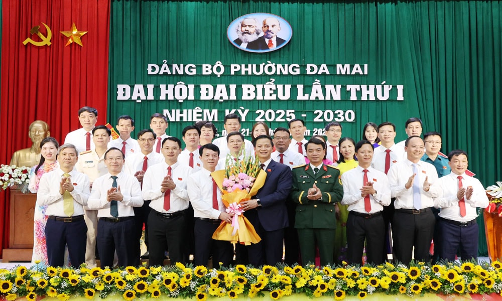 Đồng chí Vương Quốc Tuấn cùng các đại biểu tặng hoa, chúc mừng Ban Chấp hành Đảng bộ phường Đa Mai nhiệm kỳ 2025 - 2030