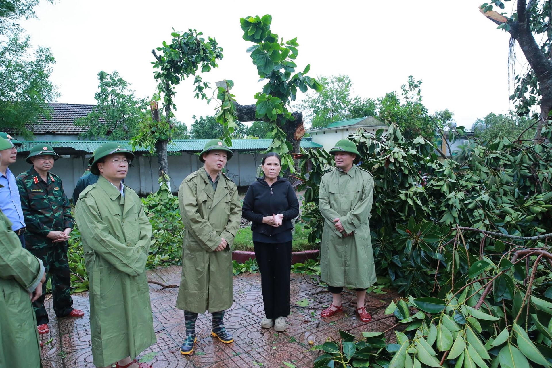 Phó Thủ tướng Trần Hồng Hà kiểm tra công tác giúp nhân dân khắc phục hậu quả bão số 5 tại Hà Tĩnh- Ảnh 5.