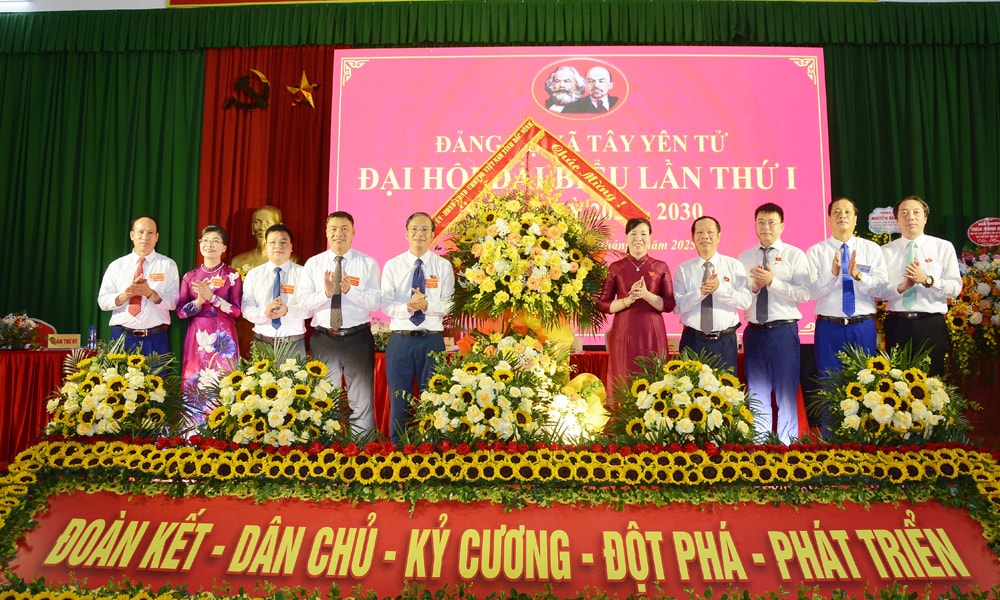 Các đồng chí lãnh đạo tỉnh cùng các đại biểu tặng hoa chúc mừng Đại hội