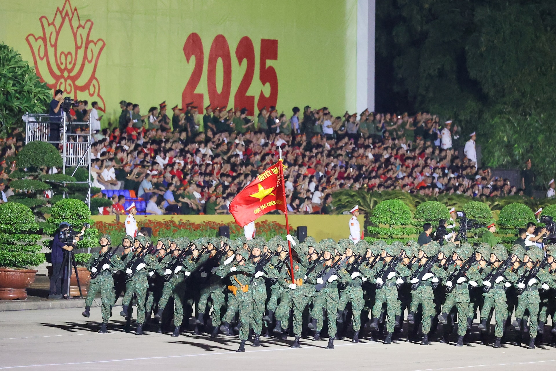 diễu binh diễu hành