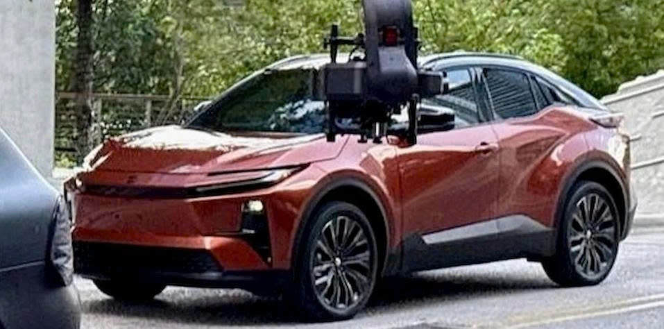 Toyota C-HR 2026 được bắt gặp trên phố khi quay quảng cáo