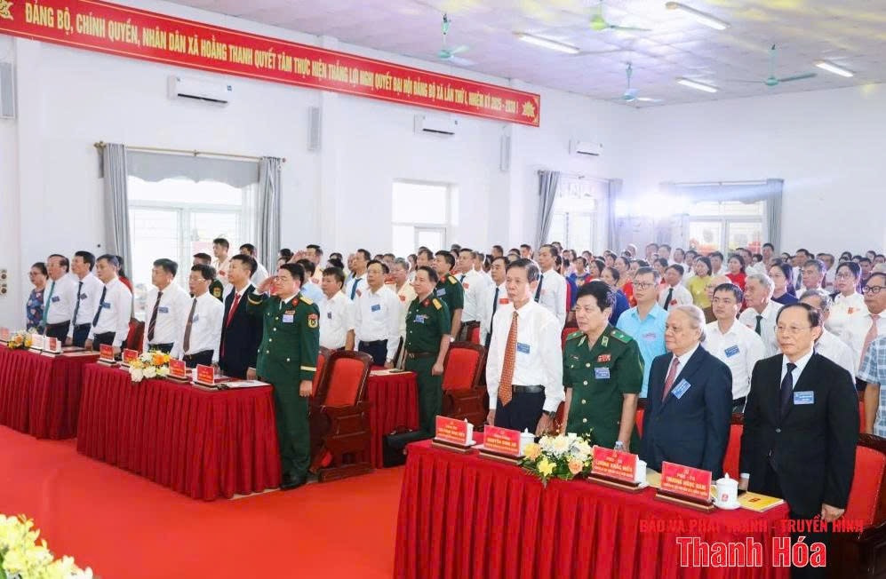Các đại biểu thực hiện nghi thức chào cờ tại Đại hội