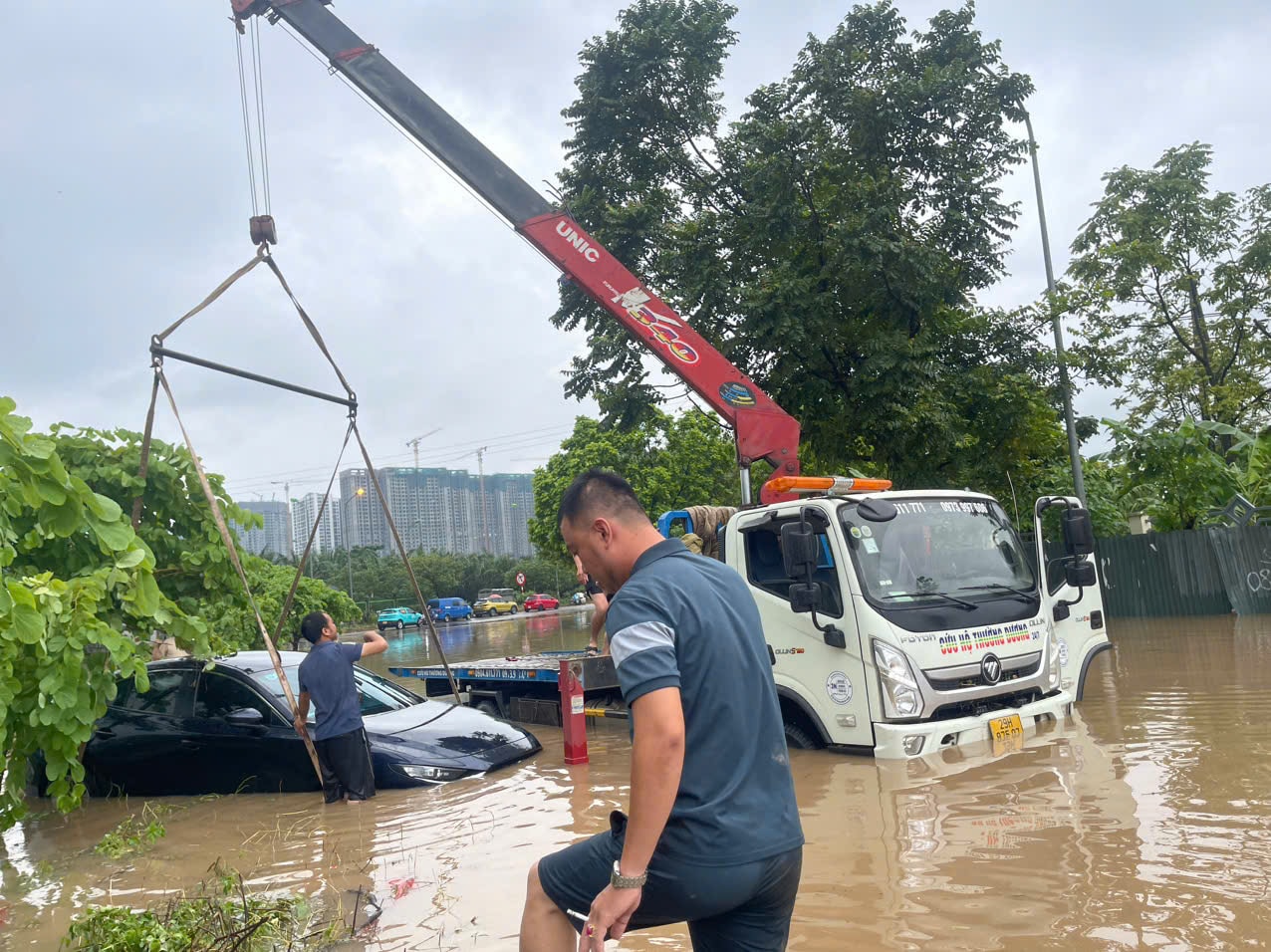 Thực hư việc xe điện “miễn nhiễm” thủy kích, bài học sống còn cho tài xế khi đi vào đường ngập nước 