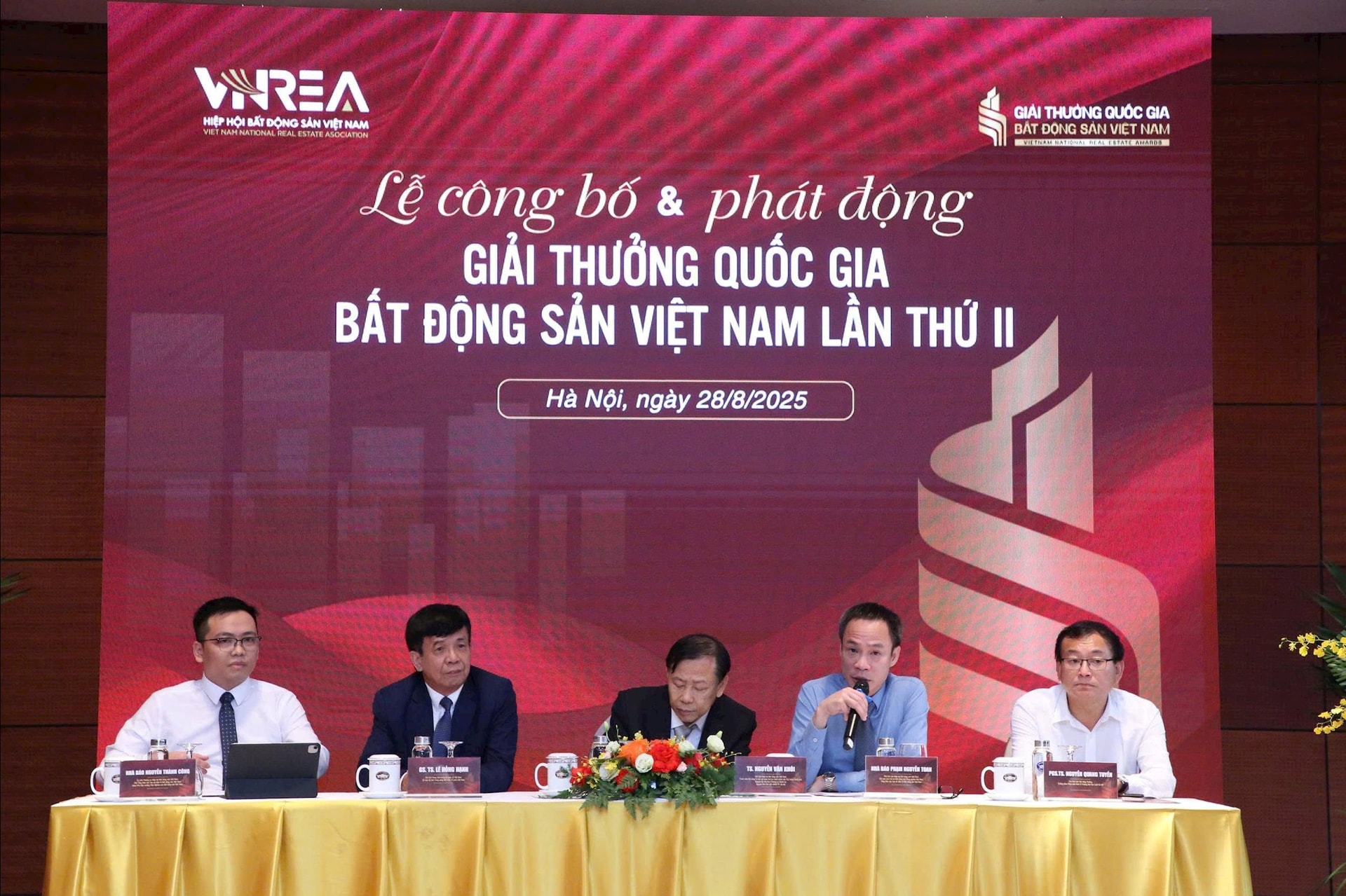 trao đổi giữa btc và đại biểu báo chí
