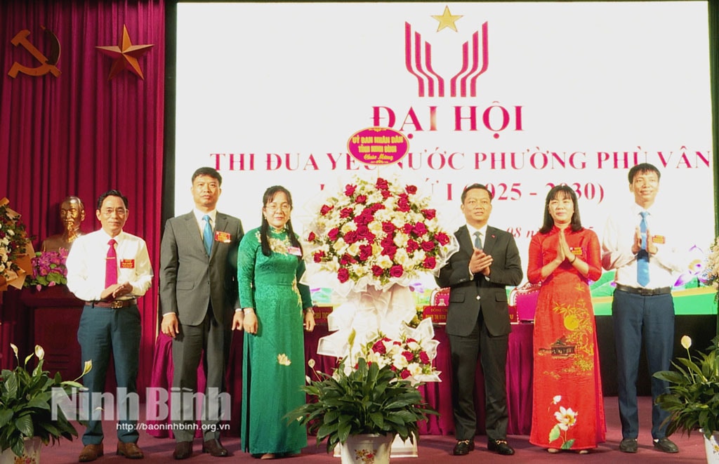 Đồng chí Nguyễn Cao Sơn, Tỉnh ủy viên, Phó Chủ tịch UBND tỉnh, tặng hoa chúc mừng Đại hội