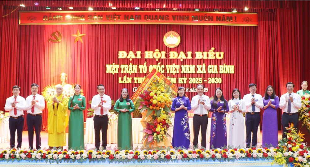 Đồng chí Nguyễn Thị Hà và các đại biểu tặng hoa chúc mừng Đại hội