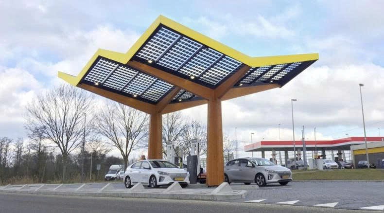 Kể từ năm 2018, công ty sạc nhanh Fastned của Hà Lan đã vận hành các trạm sạc nhanh có công suất 350 kW