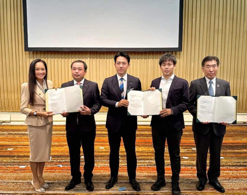 Ông Trần Đức Thắng, Quyền Bộ trưởng Nông nghiệp và Môi trường (thứ hai, từ trái sang phải) và ông Koizumi Shinjiro, Bộ trưởng Nông Lâm Ngư nghiệp Nhật Bản (thứ ba, từ trái sang phải) chứng kiến biên bản thỏa luận giữa Tập đoàn PAN, Công ty AGRI SMILE và Viện Nghiên cứu Mitsubishi