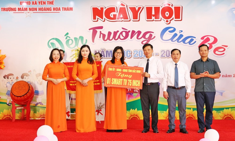 đồng chí Đào Quang Khải trao quà cho nhà trường