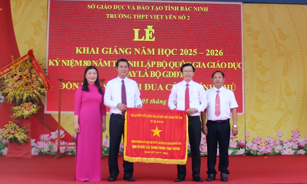 Đồng chí Lê Xuân Lợi trao tặng Cờ thi đua của Chính phủ cho tập thể Trường THPT Việt Yên số 2