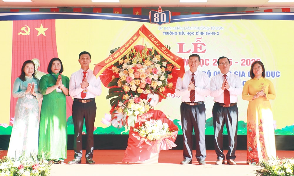 Đồng chí Nguyễn Việt Oanh tặng hoa chúc mừng nhà trường nhân dịp khai giảng năm học mới