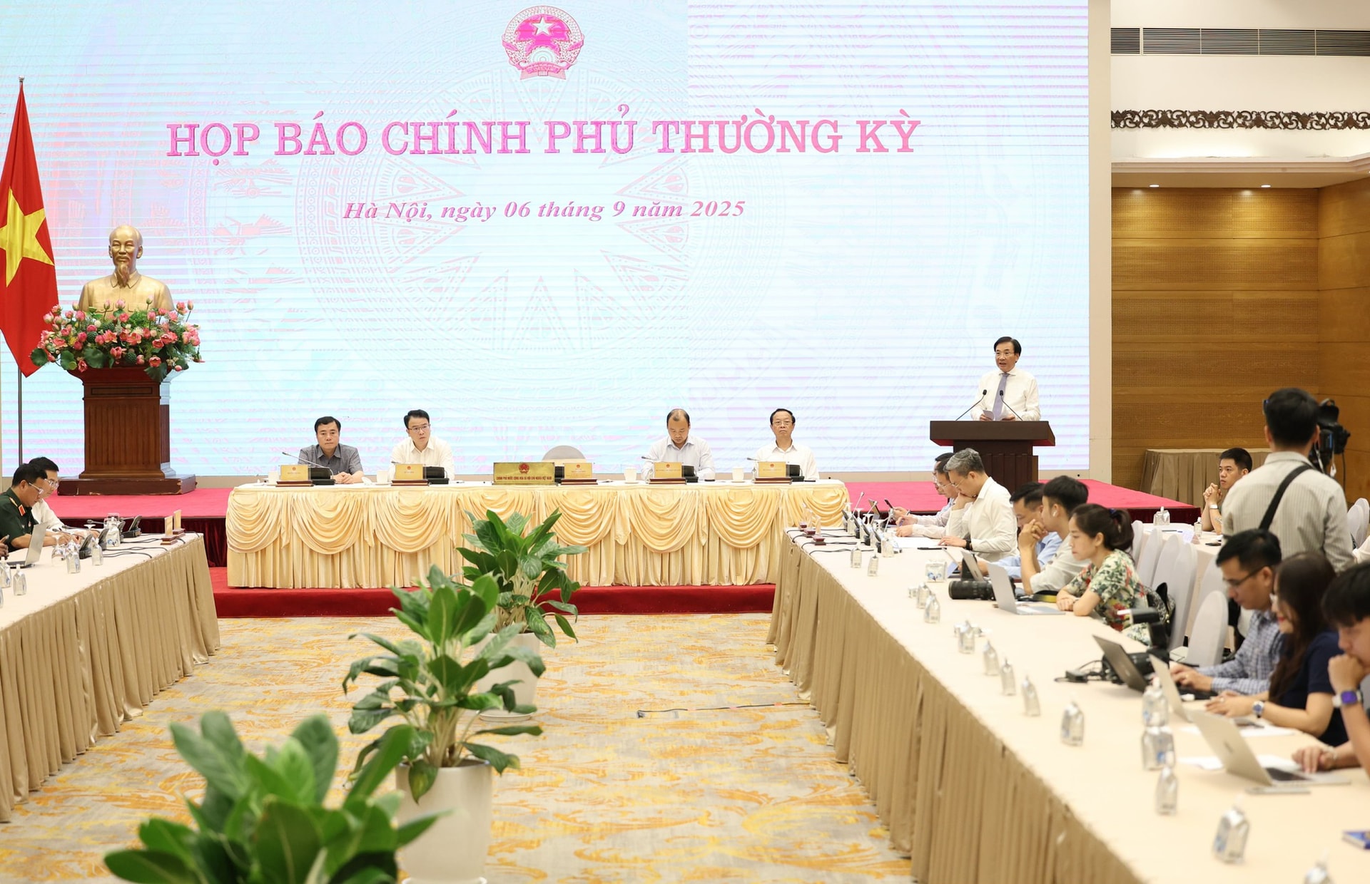 họp báo chính phủ 1