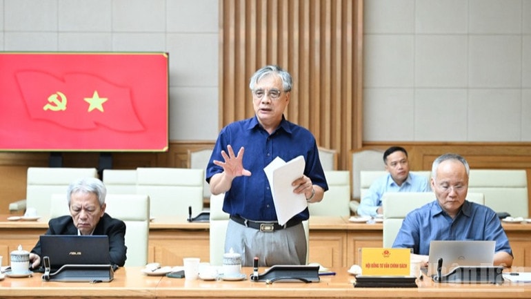 PGS.TS Trần Đình Thiên phát biểu ý kiến tại cuộc họp (Ảnh: Trần Hải). ndo_br_b7-6023-4503.jpg