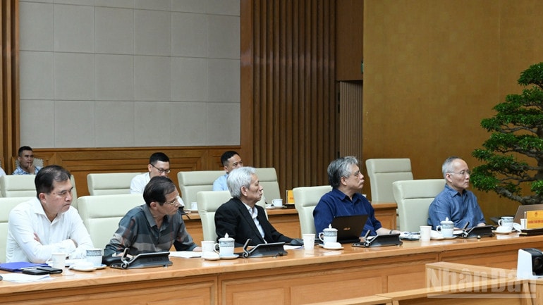 Các thành viên Hội đồng Tư vấn chính sách tham dự cuộc họp (Ảnh: Trần Hải). ndo_br_b5-394-2618.jpg
