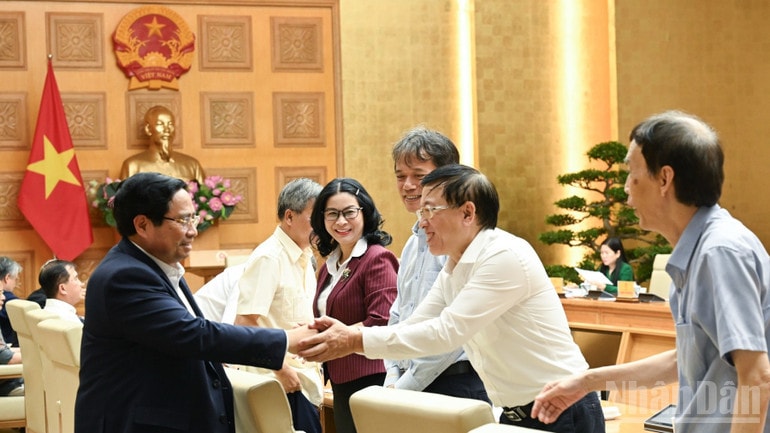 Thủ tướng Phạm Minh Chính và các thành viên Hội đồng Tư vấn chính sách (Ảnh: Trần Hải). ndo_br_b1-2190-8171.jpg