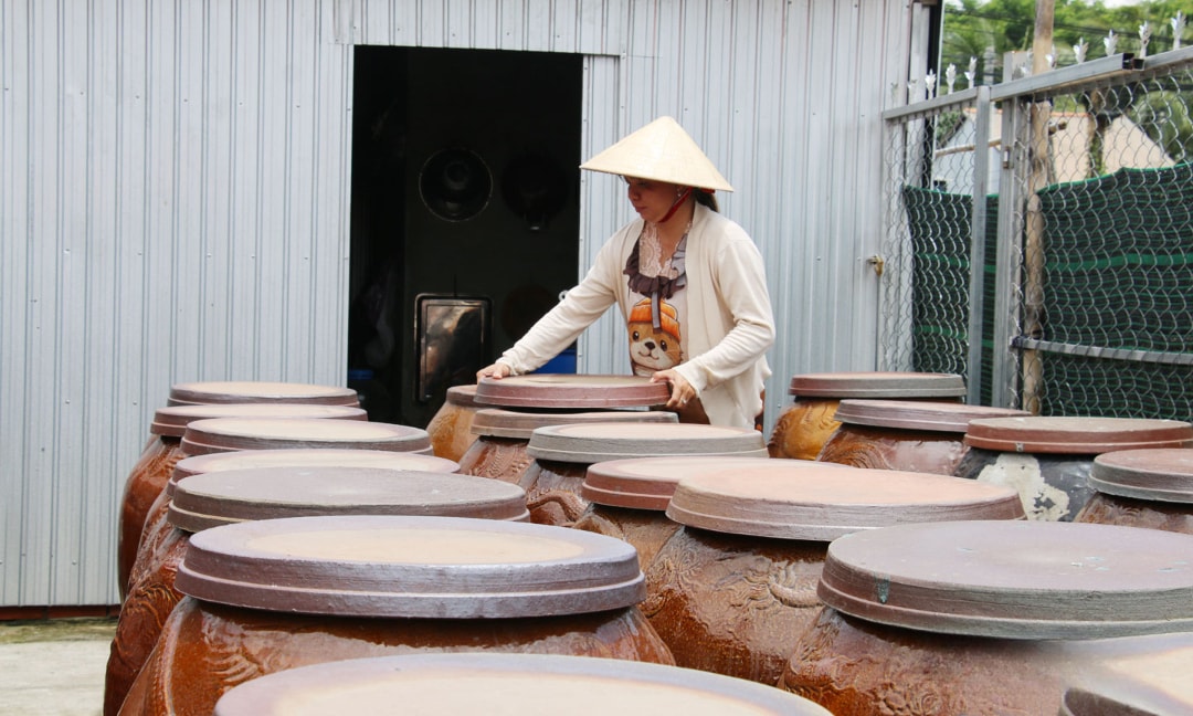 Nơi trưng cất nước mắm nhà chị Ngoan (1)