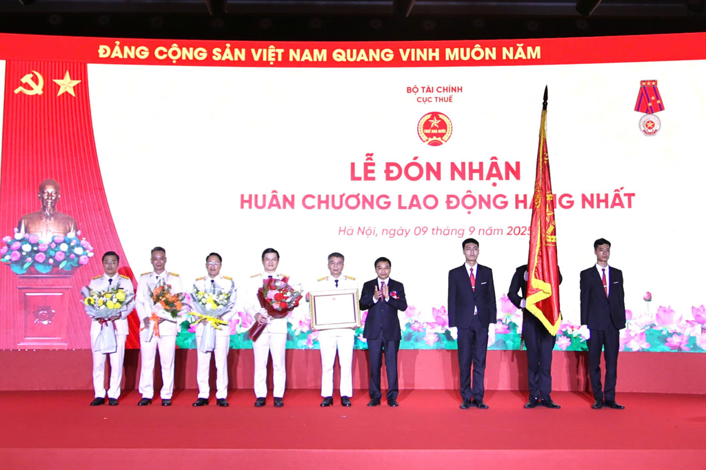 Bộ trưởng Nguyễn Văn Thắng trao Huân chương Lao động Hạng Nhất cho tập thể Cục Thuế