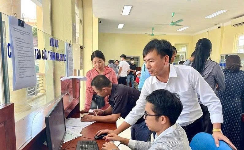 Phó Giám đốc Trung tâm Phục vụ hành chính công xã Nông Cống Nguyễn Công Hưng hướng dẫn người dân cách cập nhật thủ tục hành chính trên máy tính