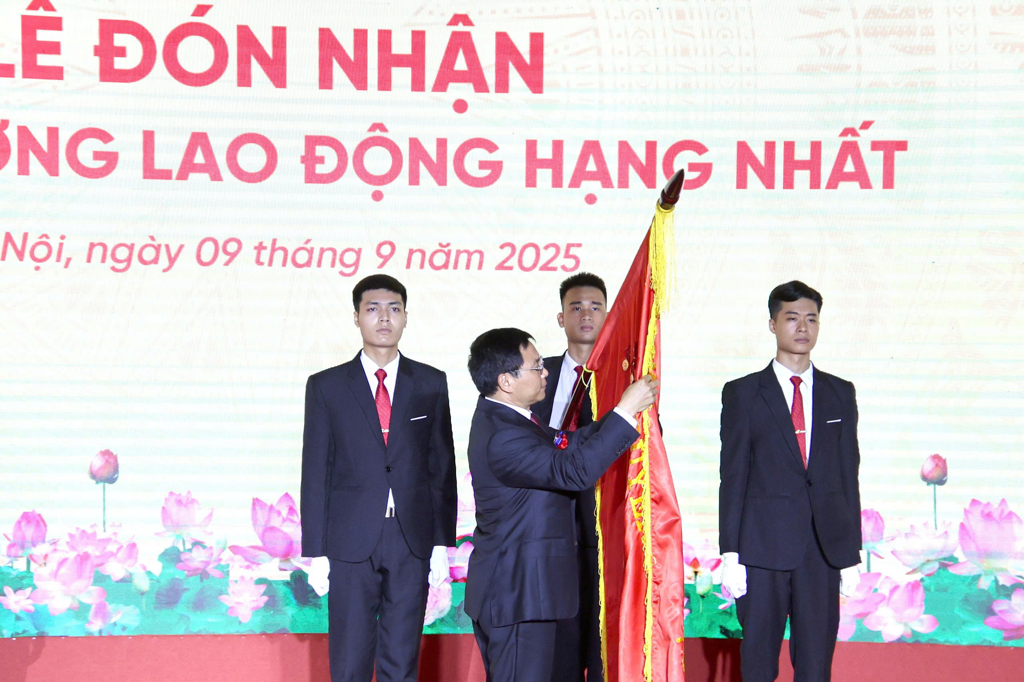Thừa ủy quyền của Chủ tịch nước, Bộ trưởng Nguyễn Văn Thắng gắn