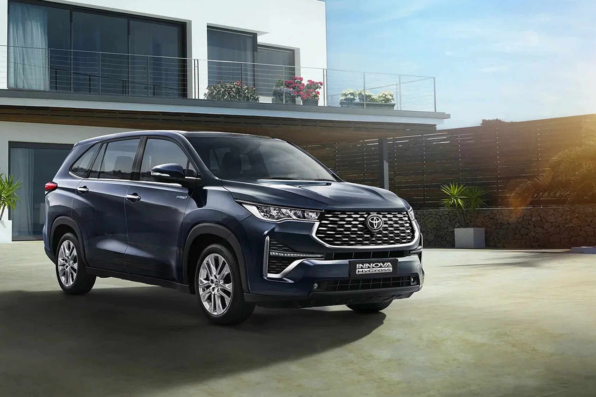 Toyota Innova Cross Hybrid - Hậu bối Innova