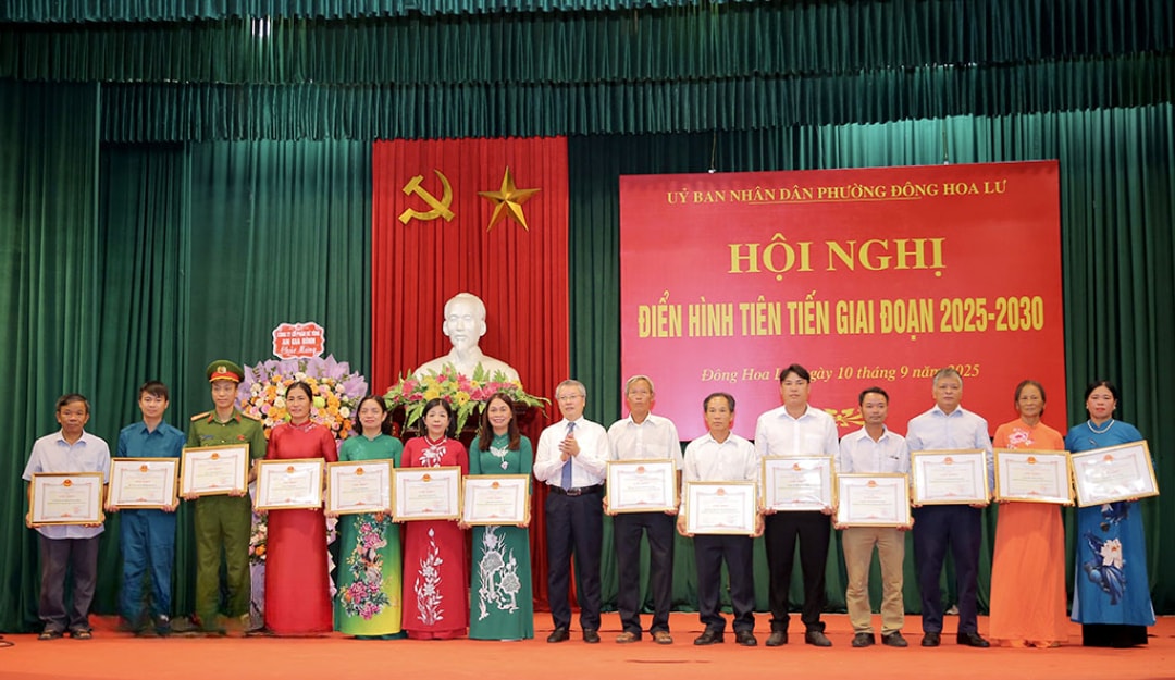 Lãnh đạo phường Đông Hoa Lư trao Giấy khen cho các tập thể có thành tích xuất sắc trong phong trào thi đua yêu nước giai đoạn 2020-2025 (1)