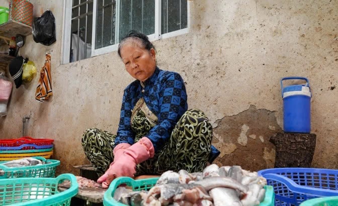Bà Phụng đang sơ chế cá