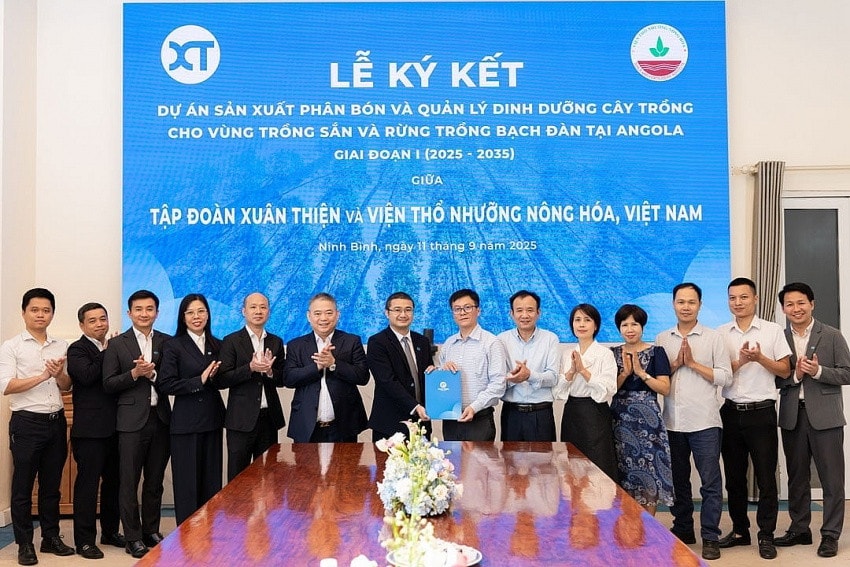 Chủ tịch Tập đoàn Xuân Thiện cùng đại diện các bên ký thỏa thuận hợp tác triển khai dự án phân bón và quản lý dinh dưỡng cây trồng tại Angola
