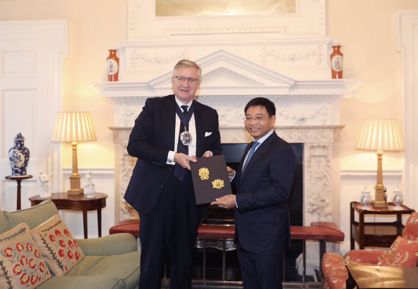 Bộ trưởng Bộ Tài chính Nguyễn Văn Thắng và Thị trưởng Khu tài chính London – Ngài Alastair King trao quà lưu niệm