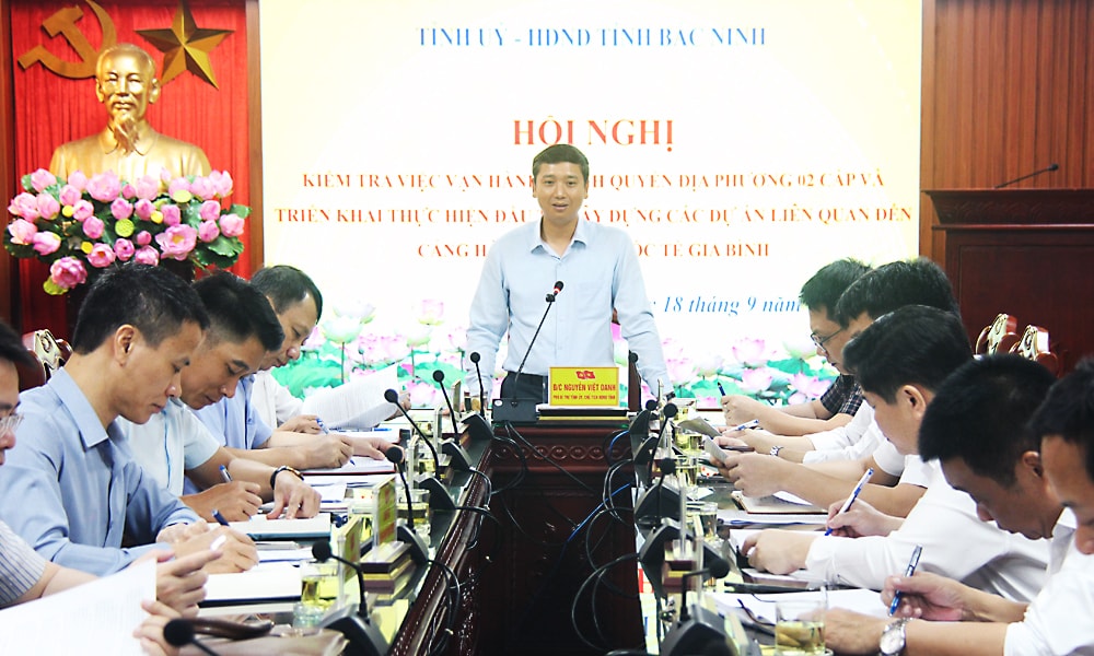 Phó Bí thư Tỉnh ủy, Chủ tịch HĐND tỉnh Bắc Ninh, đồng chí Nguyễn Việt Oanh phát biểu tại hội nghị