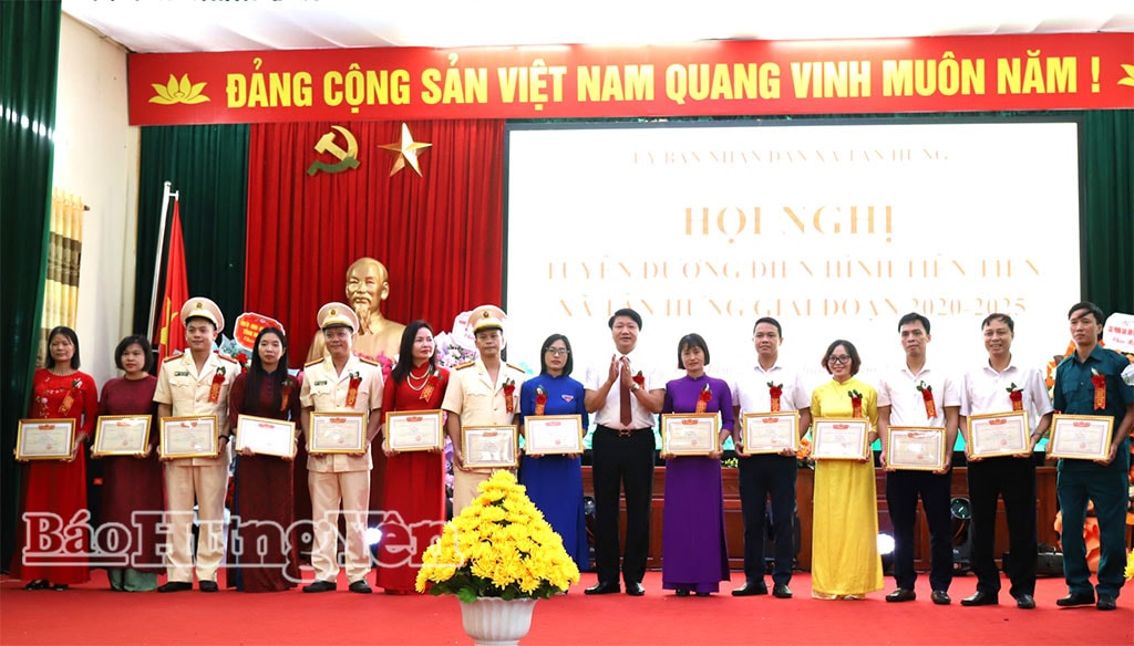 Chủ tịch UBND xã Tân Hưng tặng giấy khen biểu dương, khen thưởng các điển hình tiên tiến