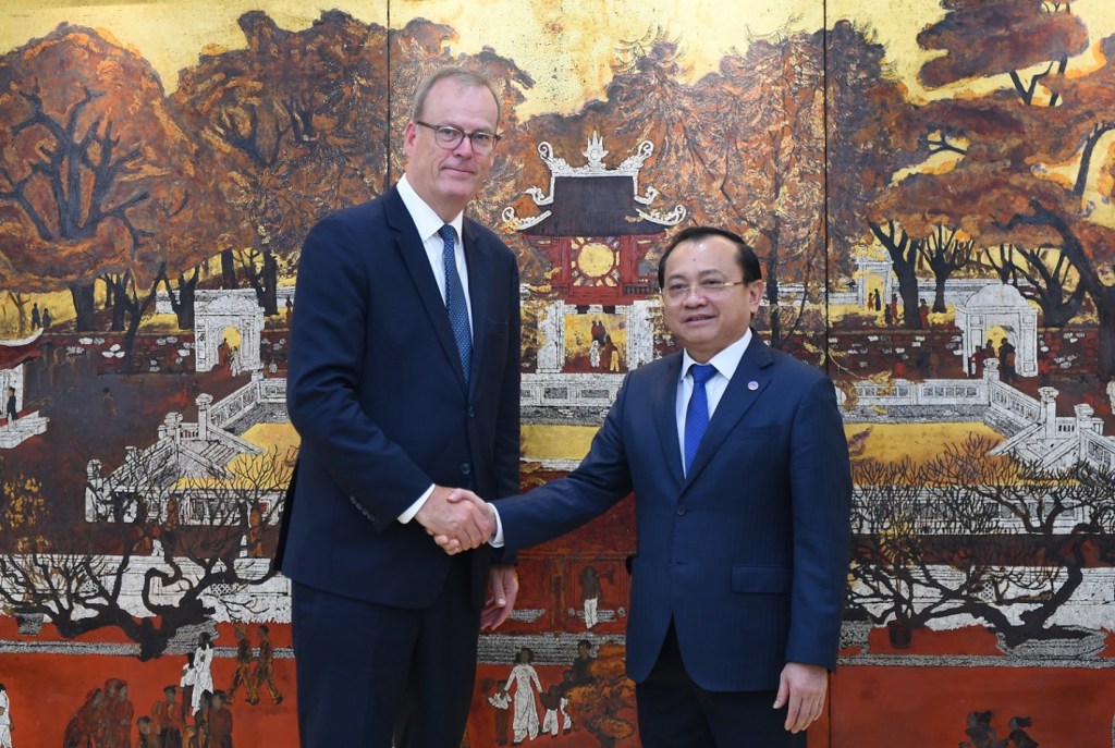 Thứ trưởng Bộ Tài chính Lê Tấn Cận và ông Tim Reid – Tổng giám đốc điều hành Cơ quan Hỗ trợ Tài chính Xuất khẩu Vương quốc Anh.
