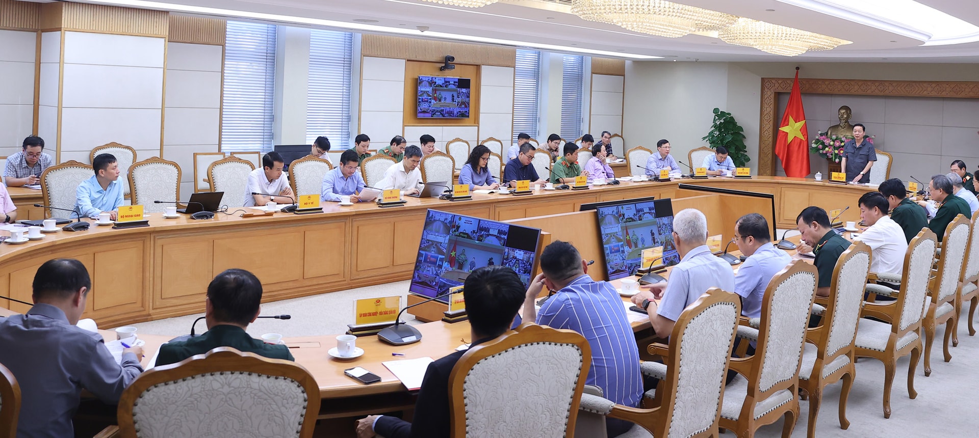 Khẩn trương ứng phó bão số 10: Hành động sớm, chuẩn bị kỹ, dự báo đúng, trách nhiệm rõ- Ảnh 6. Khẩn trương ứng phó bão số 10: Hành động sớm, chuẩn bị kỹ, dự báo đúng, trách nhiệm rõ- Ảnh 6.