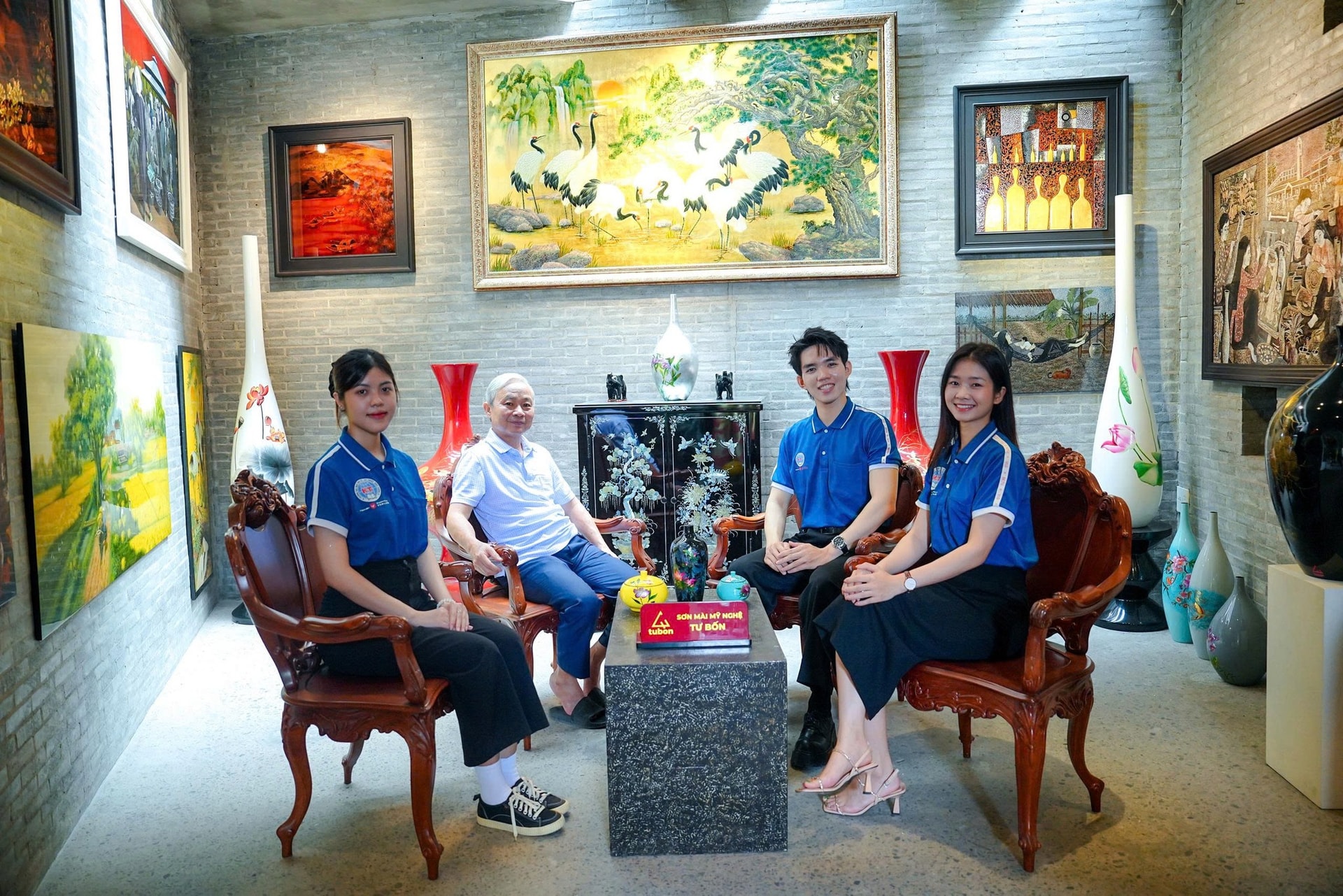 Sinh viên Đại học Văn Lang đến tham quan và tìm hiểu về nghề sơn mài Nam bộ tại cơ sở sản xuất Tư Bốn của Nghệ nhân Lê Bá Linh.