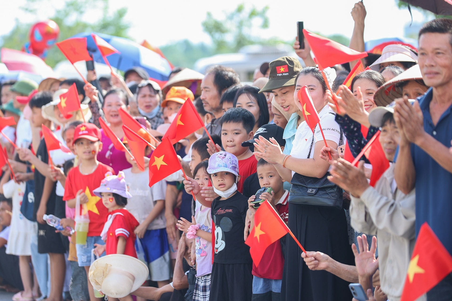 Thủ tướng: Khai thác cầu Phong Châu mới 'xứng đáng với mong mỏi và những giọt nước mắt của người dân'- Ảnh 11.